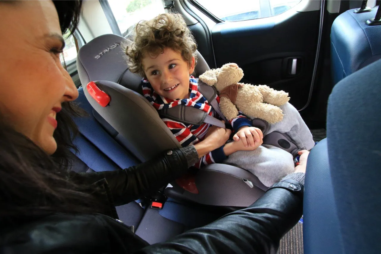 fotelik samochodowy z oparciem vs podstawka