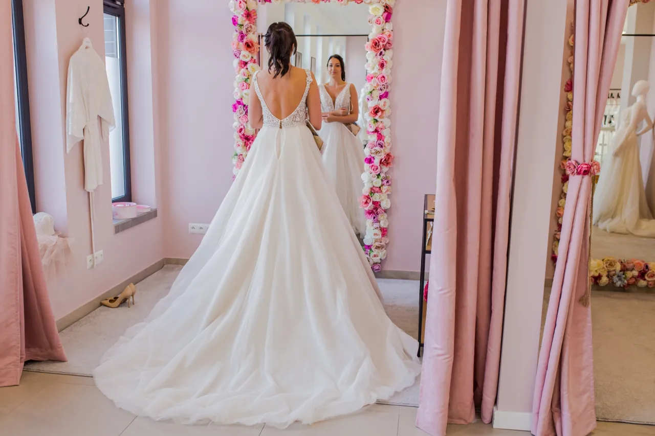 Elegancka przymiarka sukni ślubnej z prosecco