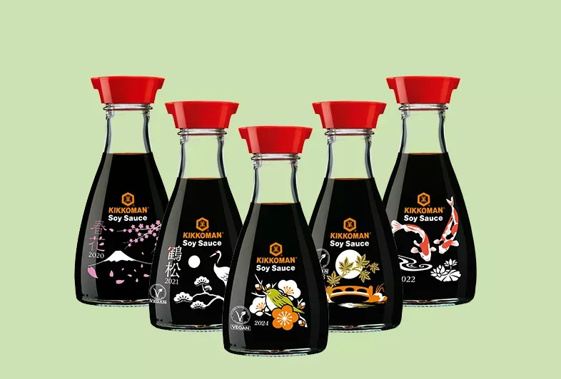 r&oacute;żne rodzaje sosu sojowego butelki