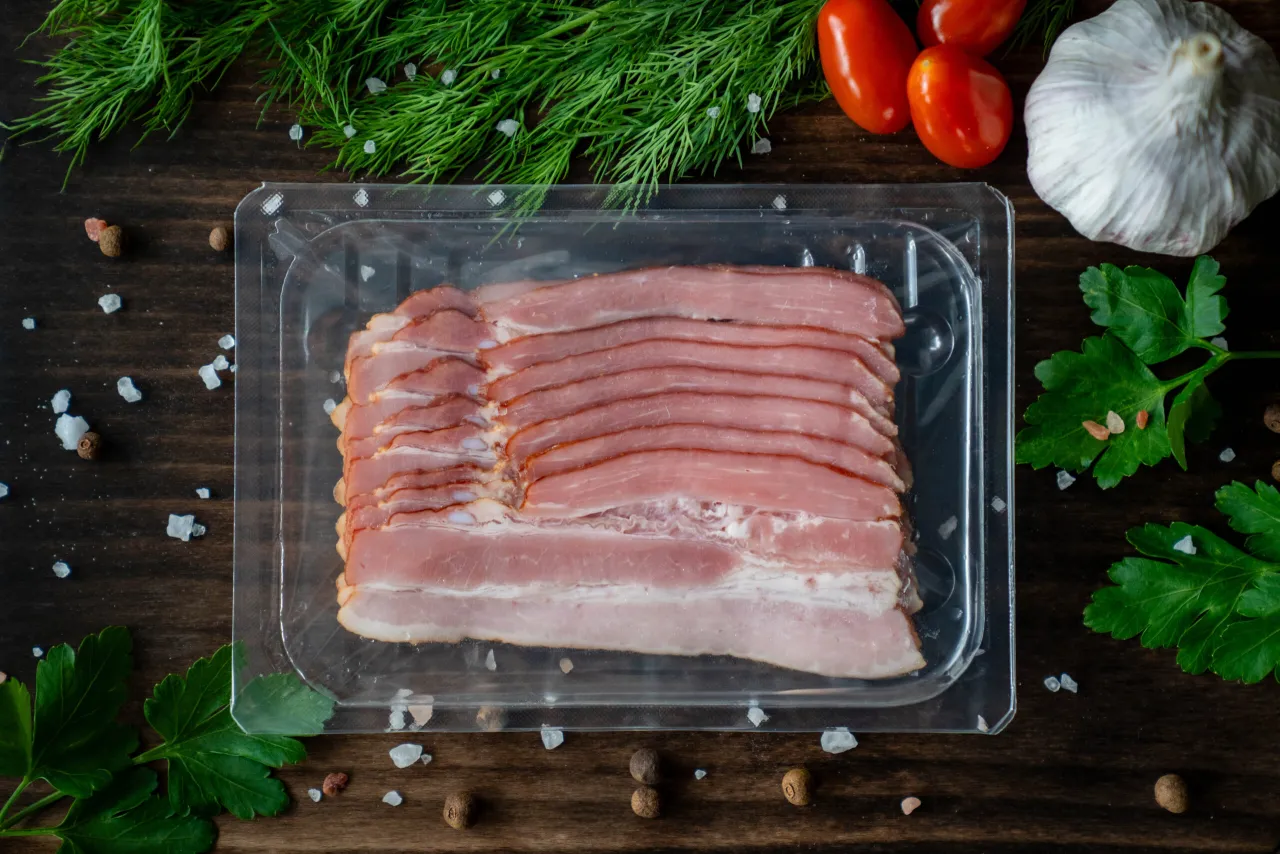 boczek parzony w plasterkach na talerzu