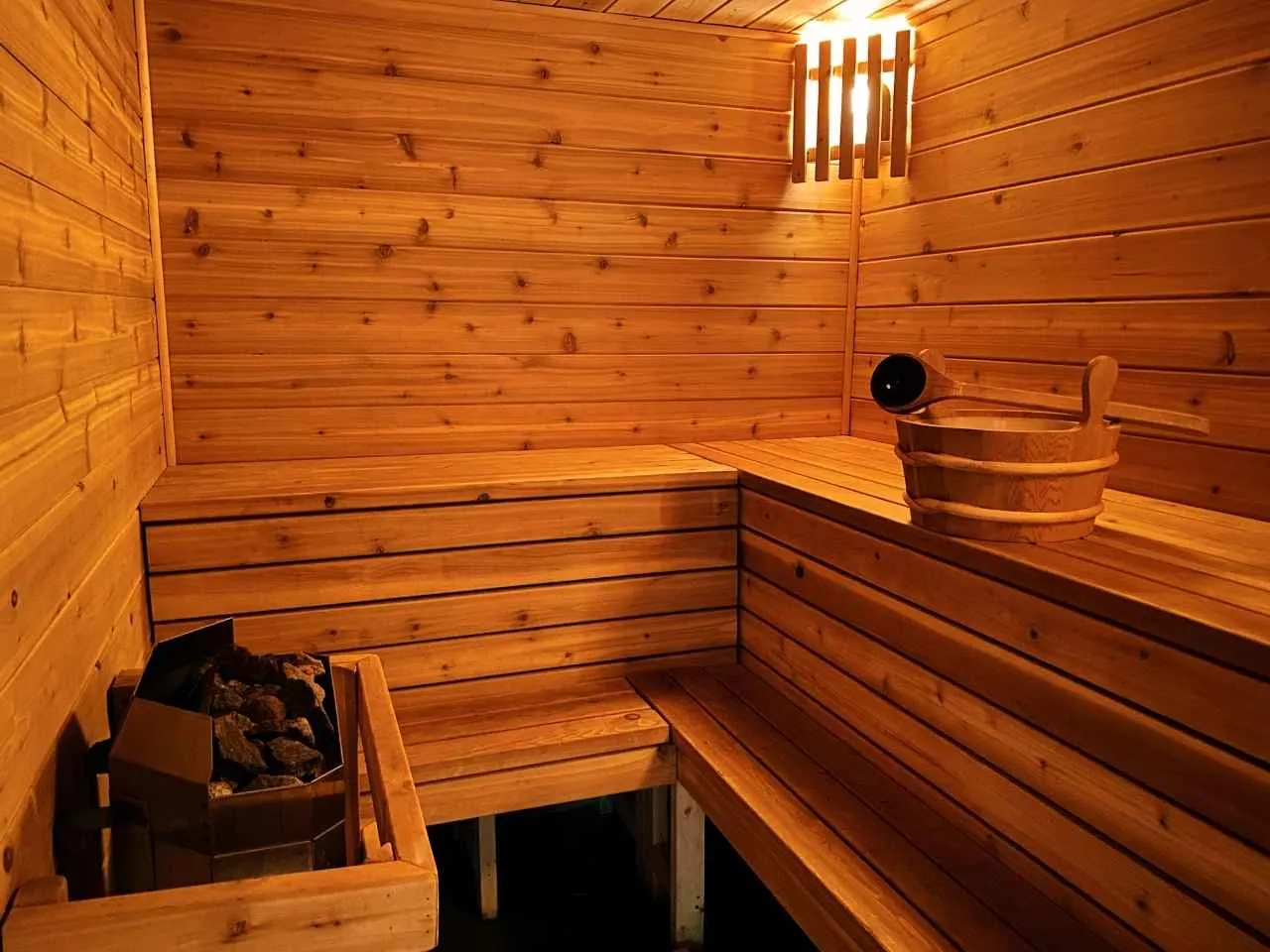 przygotowanie do sauny hotelowej, wnętrze sauny fińskiej
