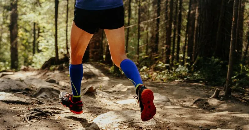 Biegacz w skarpetach kompresyjnych
