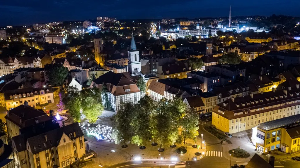 Zielona Góra deptak nocą, restauracje ogródki