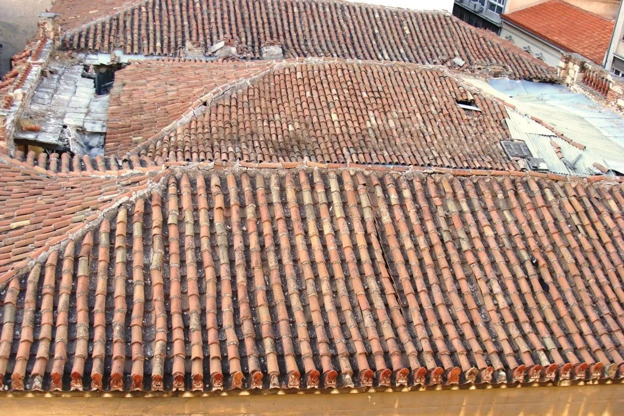 Stare, ceglane dach&oacute;wki wymagają pilnego remontu. Czy remont dachu wymaga pozwolenia na budowę? Zastan&oacute;wmy się nad tym, patrząc na ten zniszczony dach.