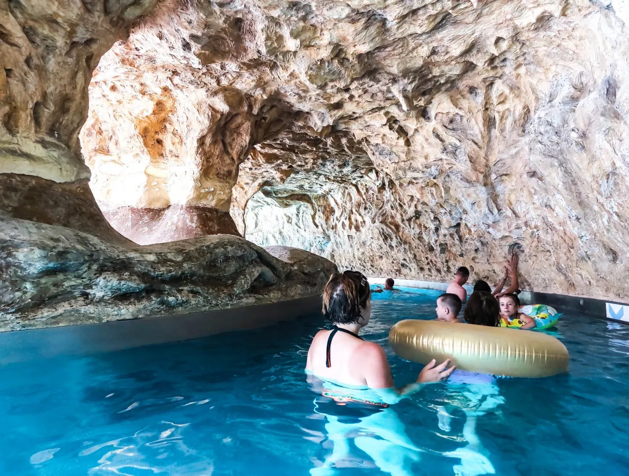 Termy Bukovina grota skalna basen