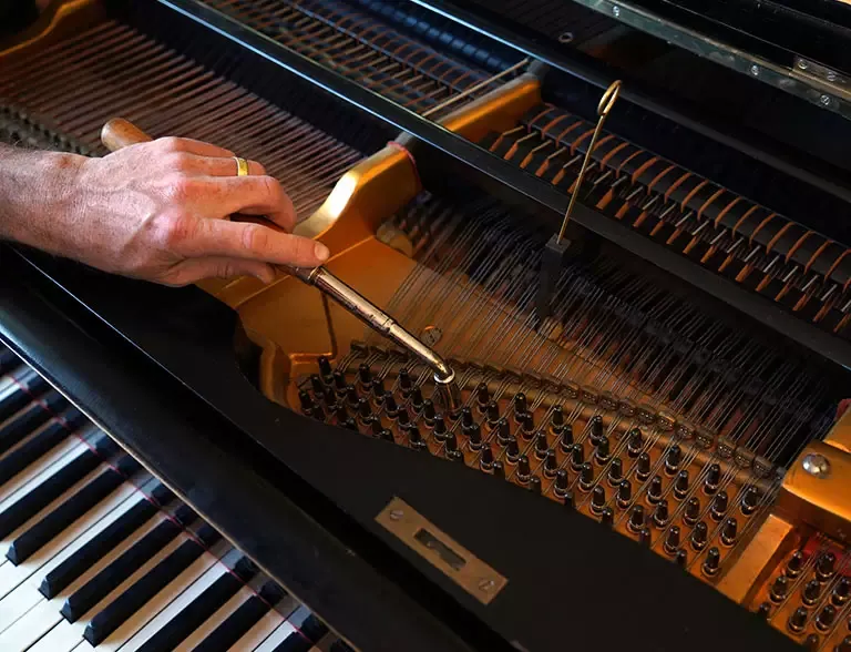 stroiciel pianina w pracy mechanizm