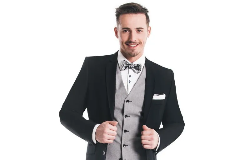 elegancki mężczyzna w garniturze filharmonia