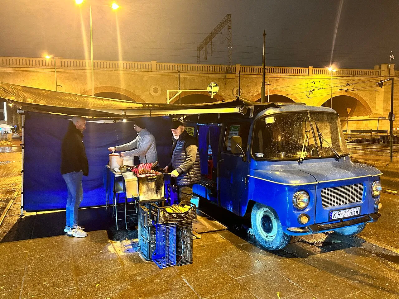 Hala Targowa Kraków nocą wskazówki dojazdu