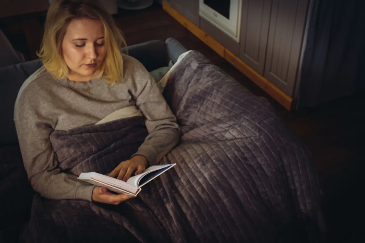 dorosła osoba przytłoczona bodźcami sensorycznymi w mieście