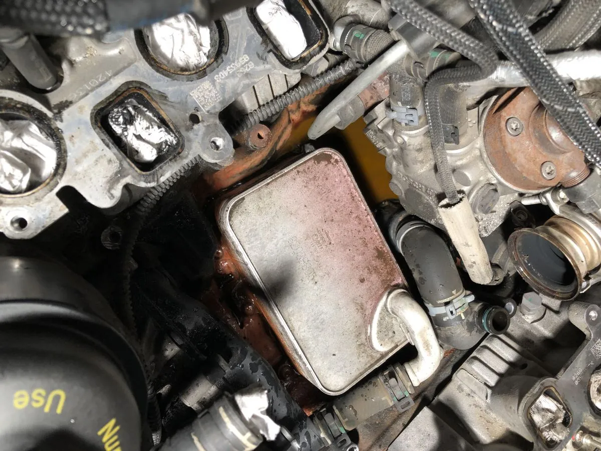 lokalizacja chłodnicy oleju w silniku