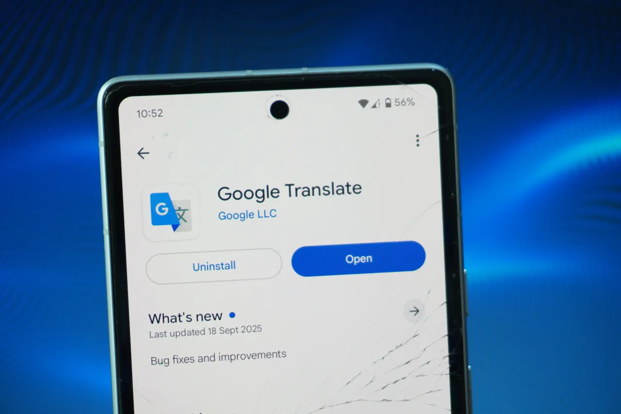 smartfon z aplikacją tłumacza na ekranie