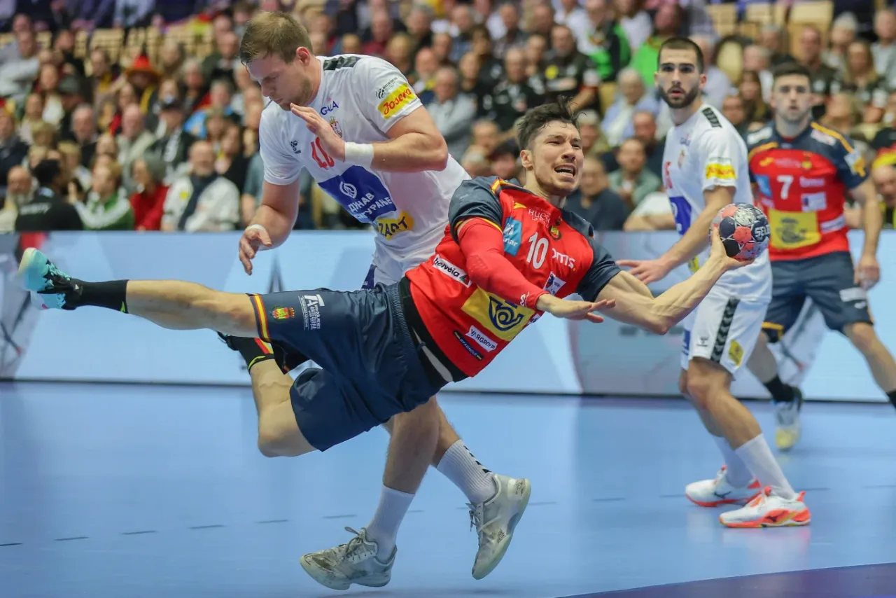 mecz piłki ręcznej akcja dynamiczne ujęcie