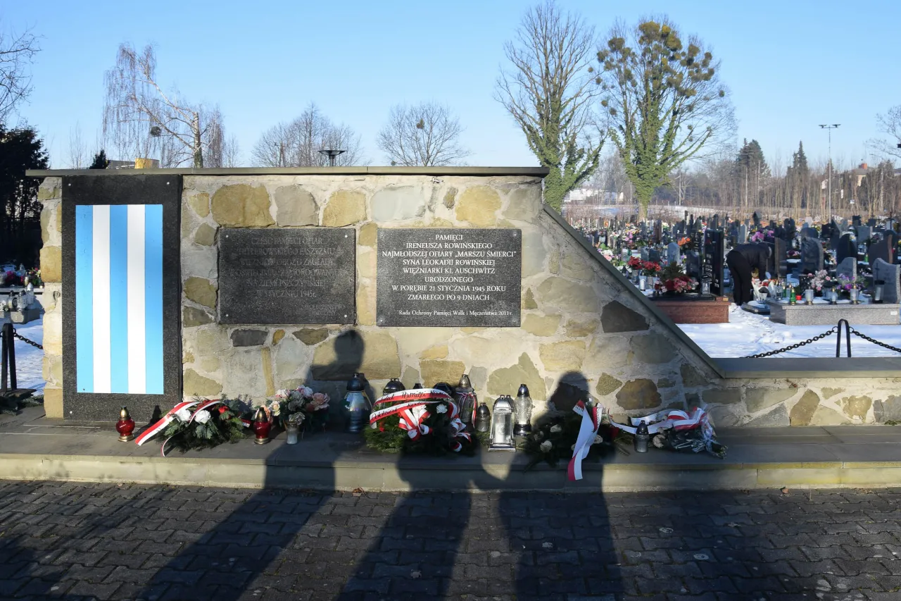Pomnik upamiętnia ofiary Marszu Śmierci, w tym chłopca polskiego. Wiersz 
