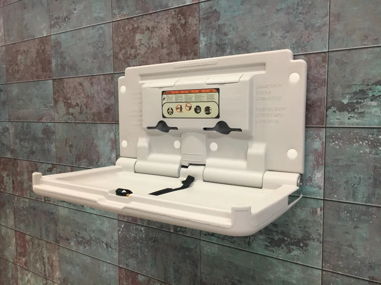 Przewijak z akcesoriami do przewijania bezpieczeństwo