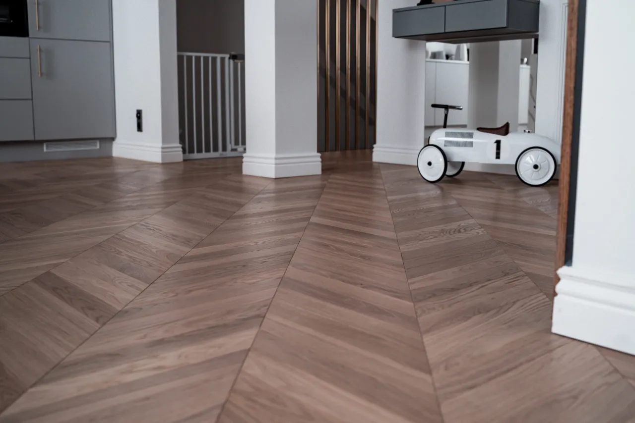 listwy przypodłogowe w r&oacute;żnych wysokościach w pomieszczeniach