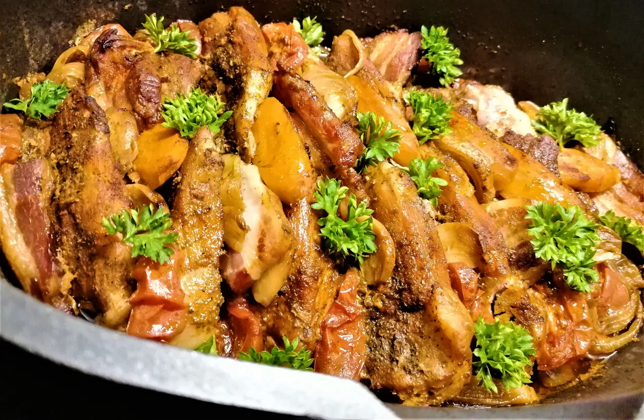 obiad z szynką pieczoną i dodatkami, talerz z szynką i warzywami