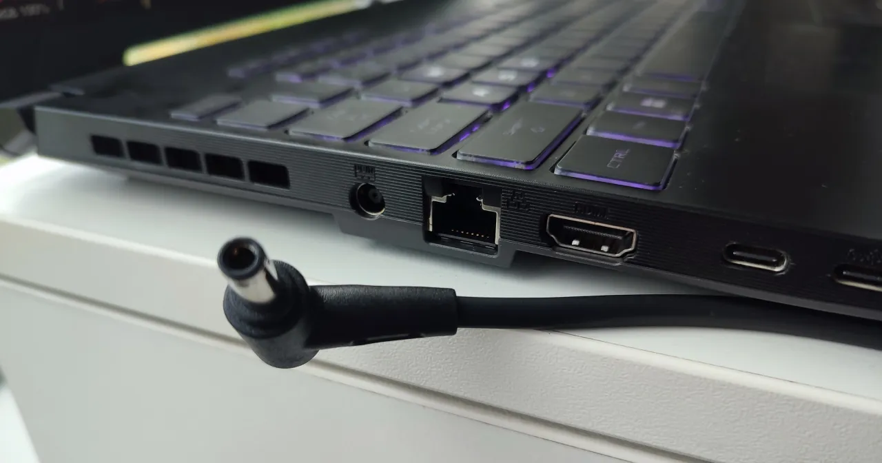 laptop podłączony do ładowarki