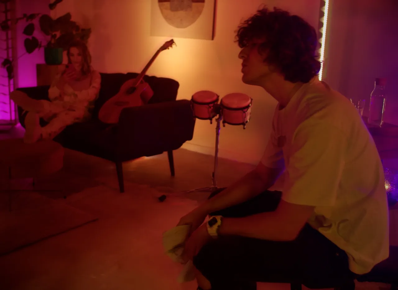 DJ BRK robię co mogę, tworząc atmosferę z bongo i gitarą.