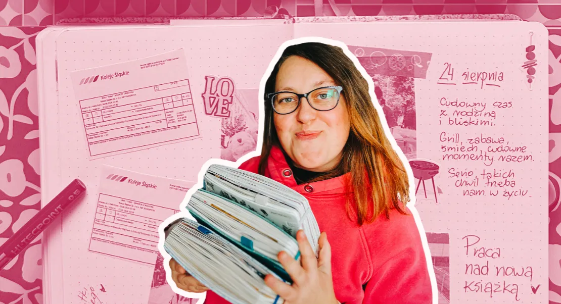 kobieta uśmiechnięta pisząca w dzienniku wdzięczności