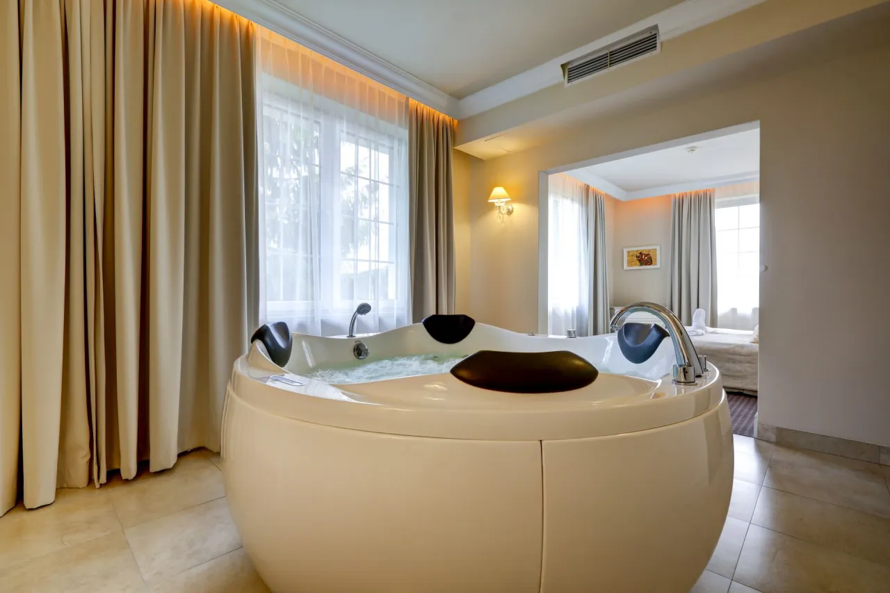 luksusowy hotel spa mazowsze jacuzzi w pokoju