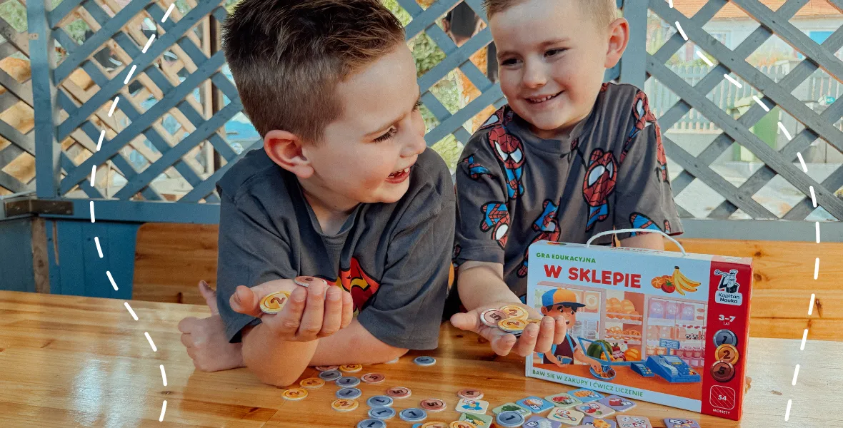 dziecko wybierające grę edukacyjną na półce sklepowej