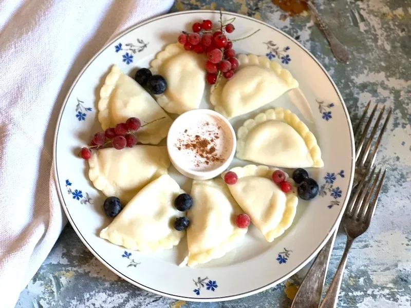 Pomysły na podanie pierogów z serem na słodko