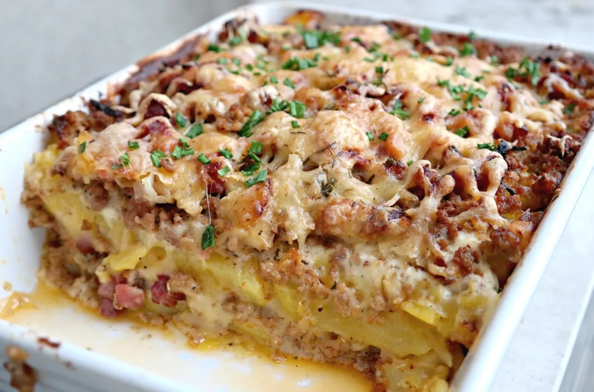 składniki na szybką zapiekankę ziemniaczaną z mięsem mielonym