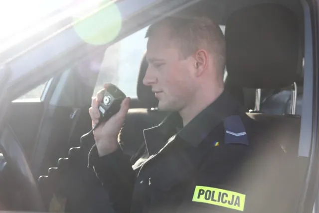 Policjant z alkomatem i nieletni