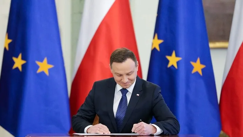Prezydent Andrzej Duda podpisuje dokumenty lub przemawia