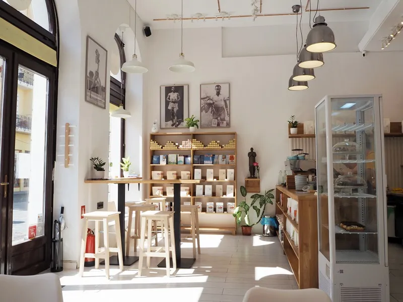 Oradea kawiarnia wnętrze kawa