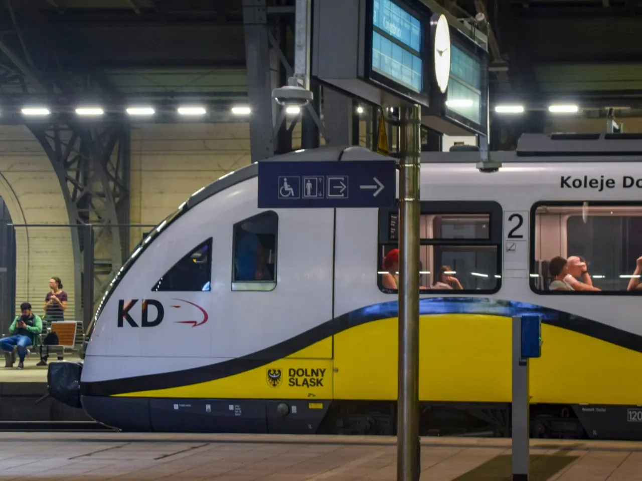 Pociąg Kolei Dolnośląskich na stacji