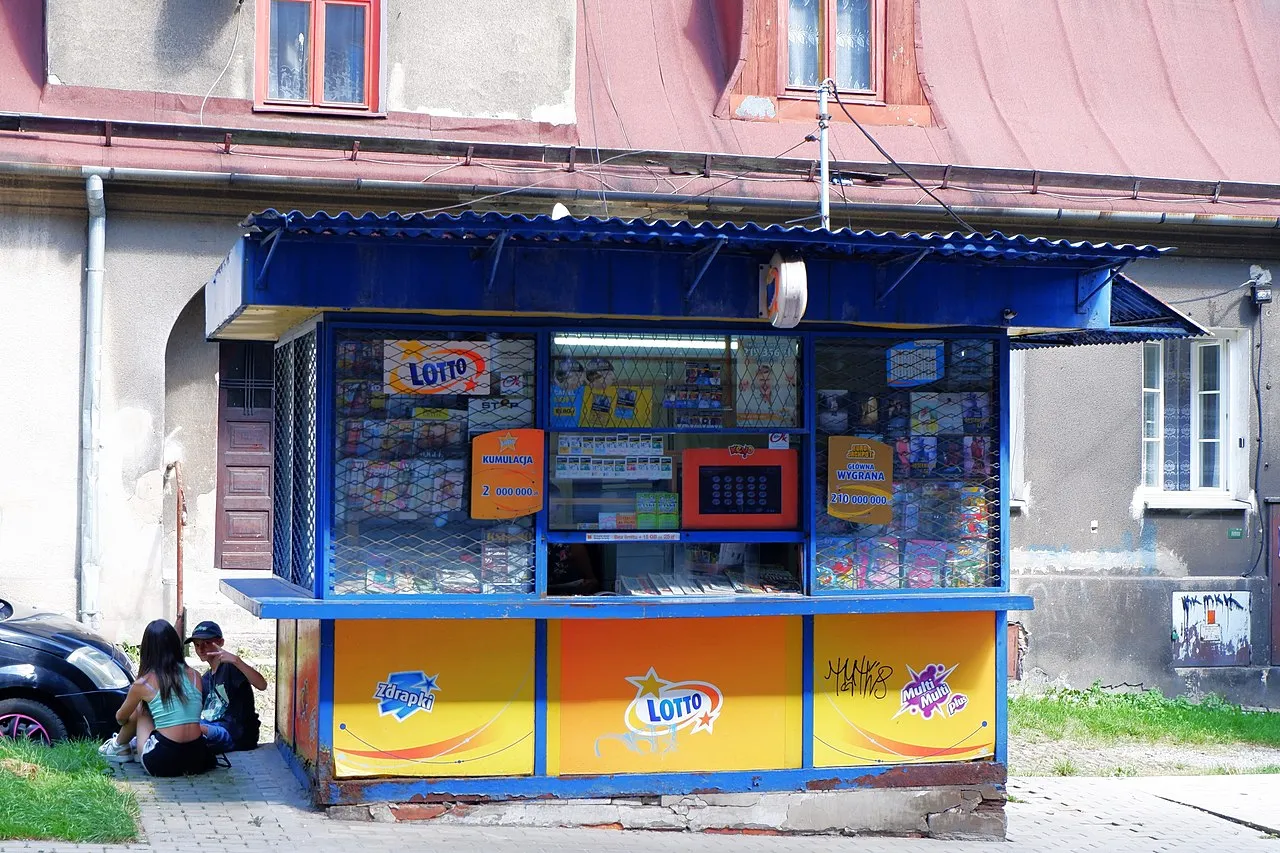 Kiosk Lotto z ofertą zdrapek. Zastanawiasz się, ile czasu na odebranie wygranej masz w zdrapkach? Sprawdź w punkcie sprzedaży!