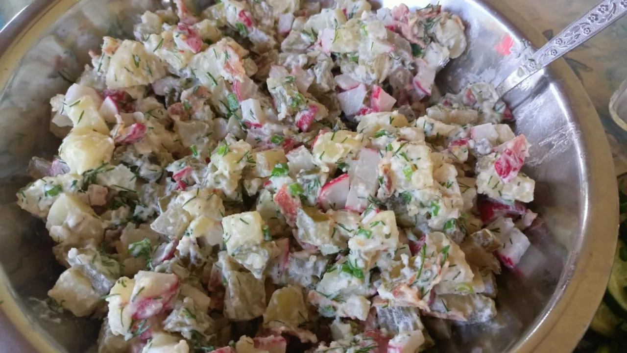 Sałatka ziemniaczana na stole