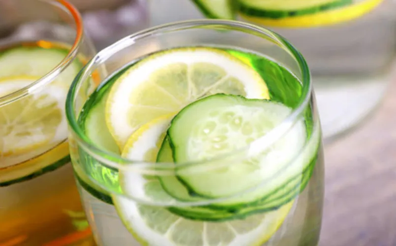 Szklanka wody z cytryną i ogórkiem