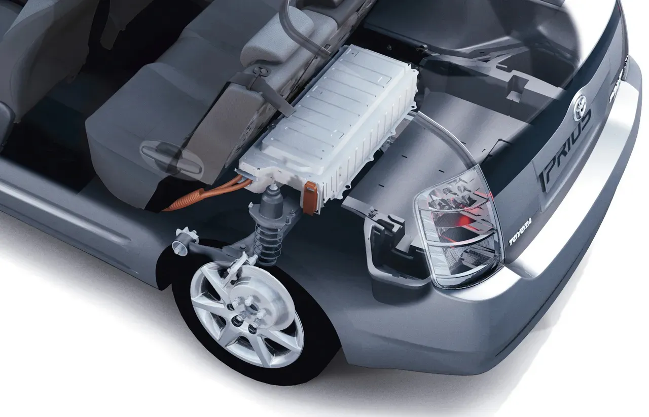 Widok przekroju Toyoty Prius pokazuje, ile kosztuje bateria do samochodu elektrycznego, umieszczona pod siedzeniami.