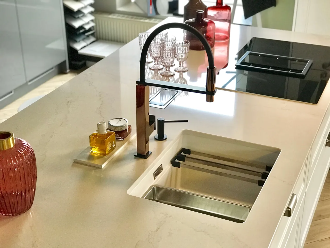 kuchnia z blatem z konglomeratu kwarcowego