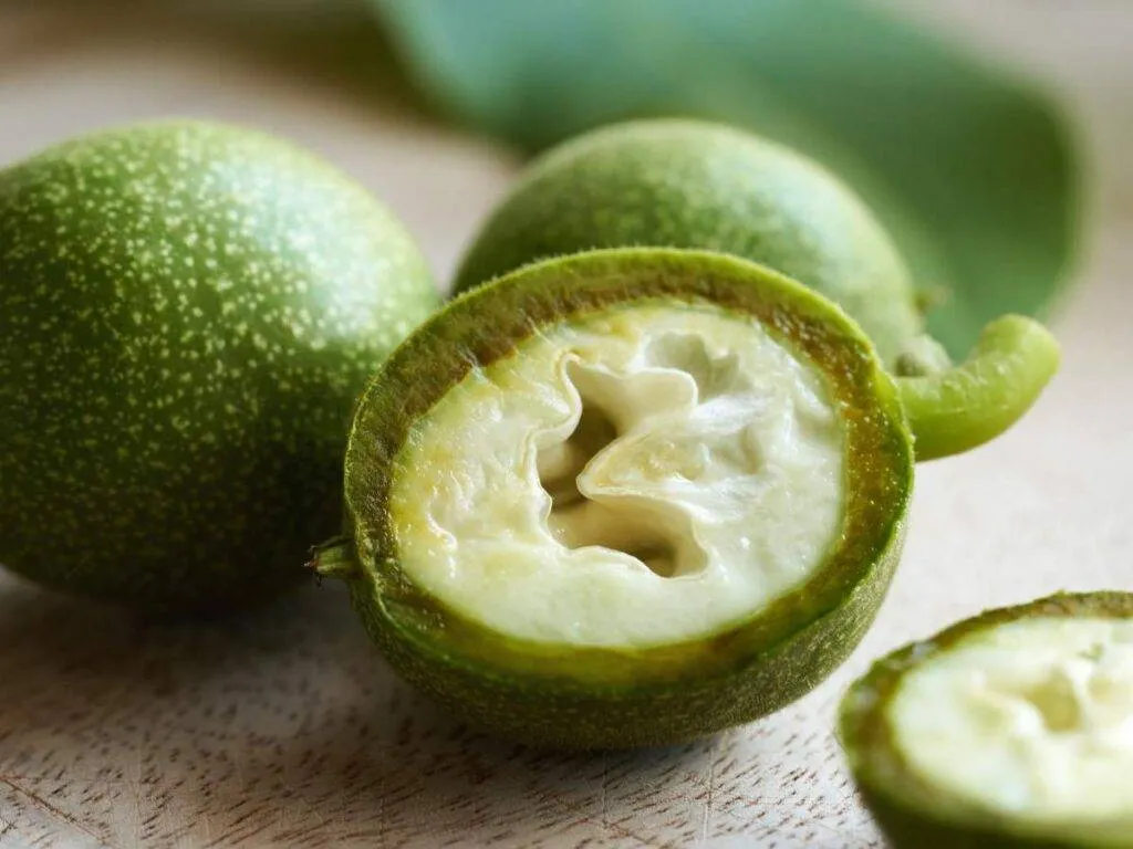 zielone orzechy włoskie na nalewkę idealne przekrojone