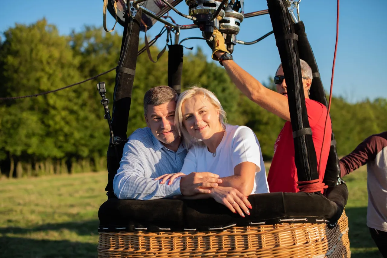 para starsza lot balonem romantyczna kolacja