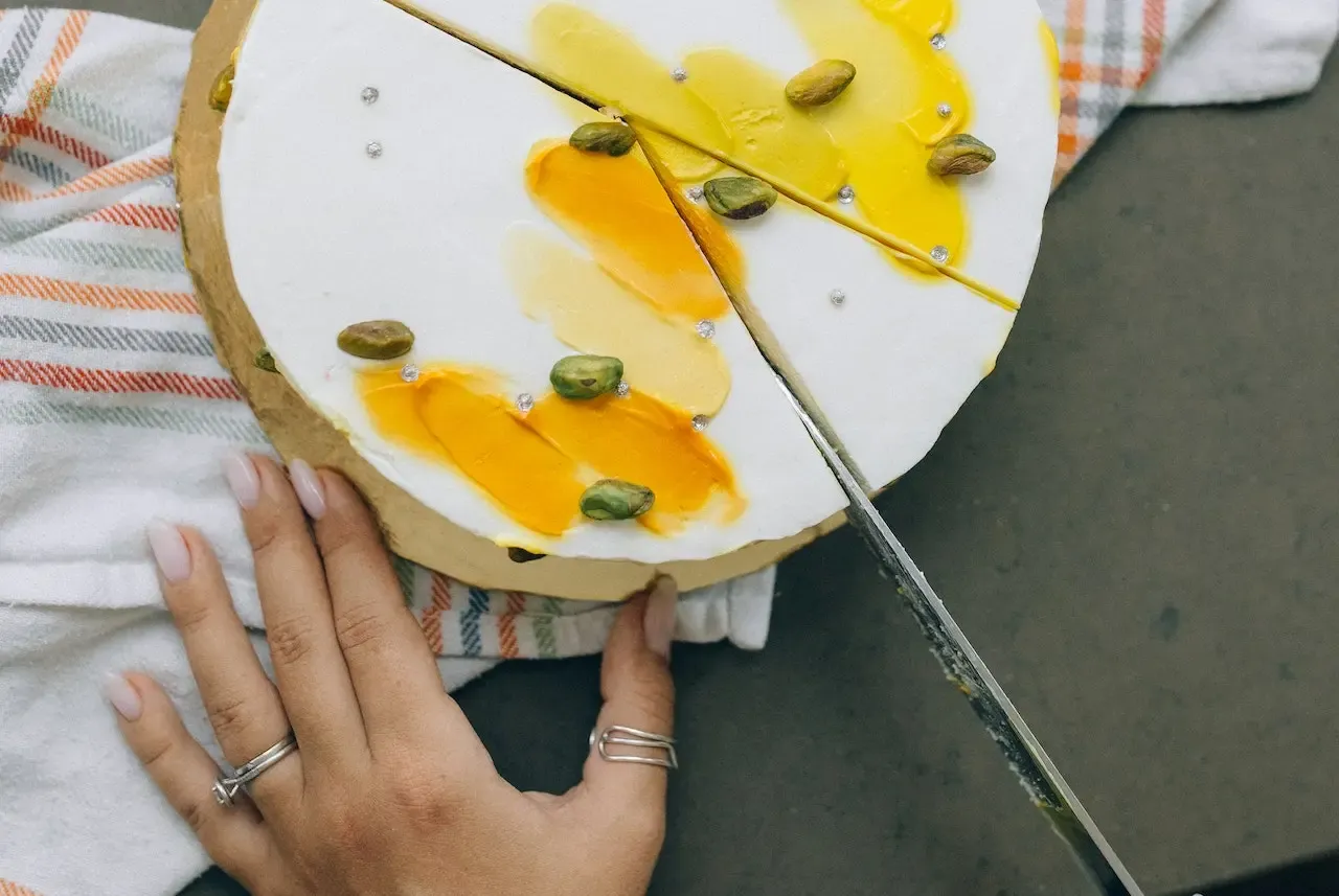 elegancko pokrojony tort na talerzu