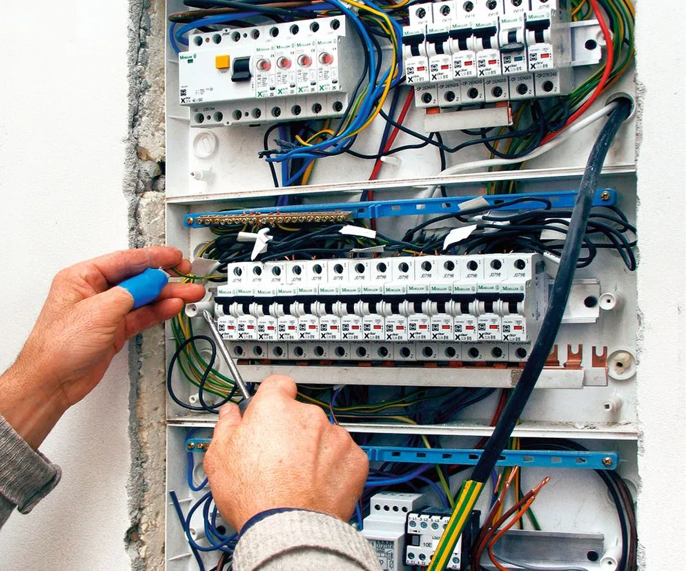 domowa skrzynka z bezpiecznikami wnętrze