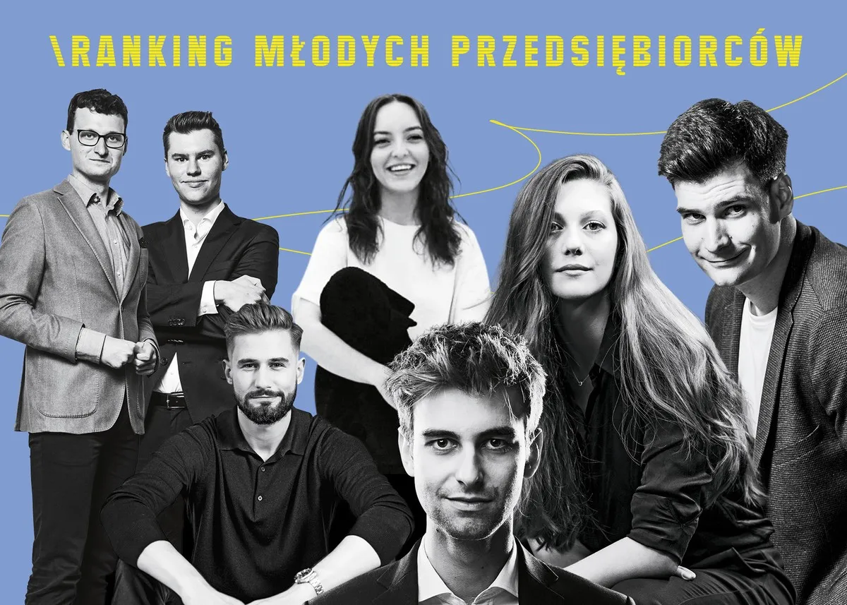 młody przedsiębiorca laptop uśmiechnięty