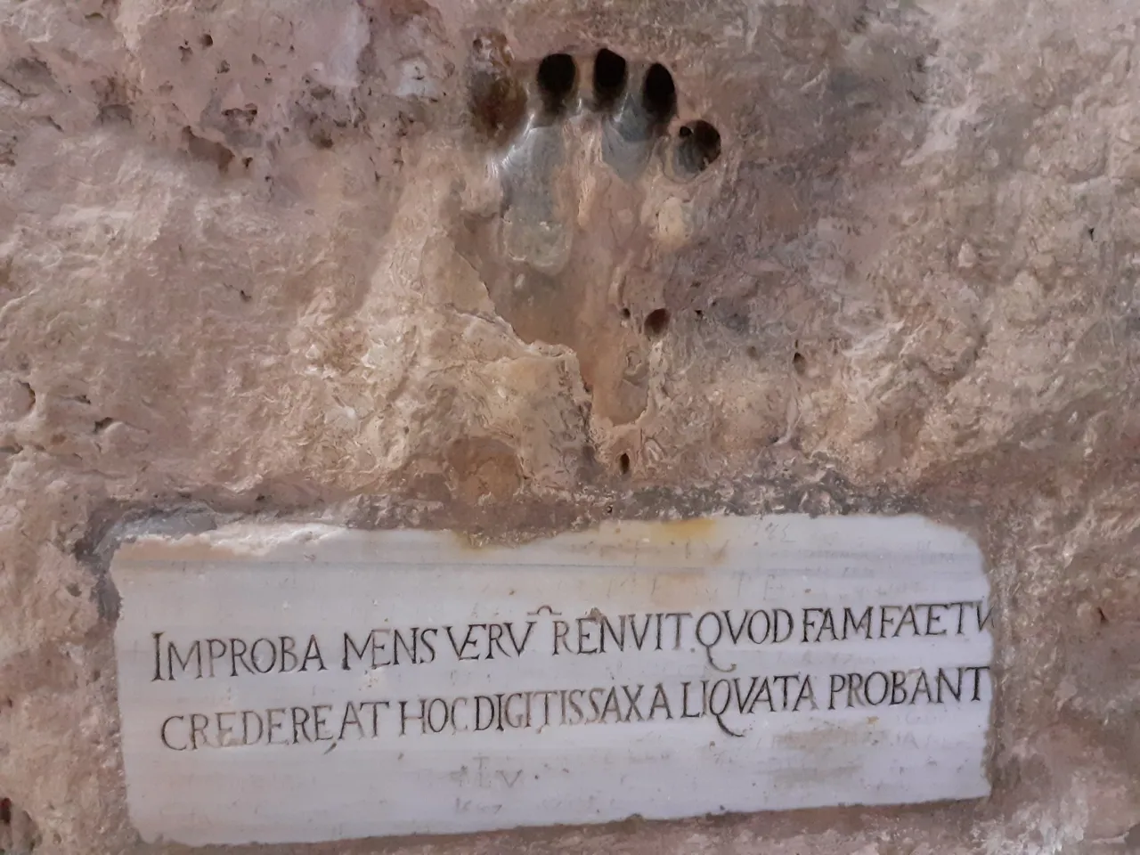 Grotta del Turco Montagna Spaccata Gaeta mano