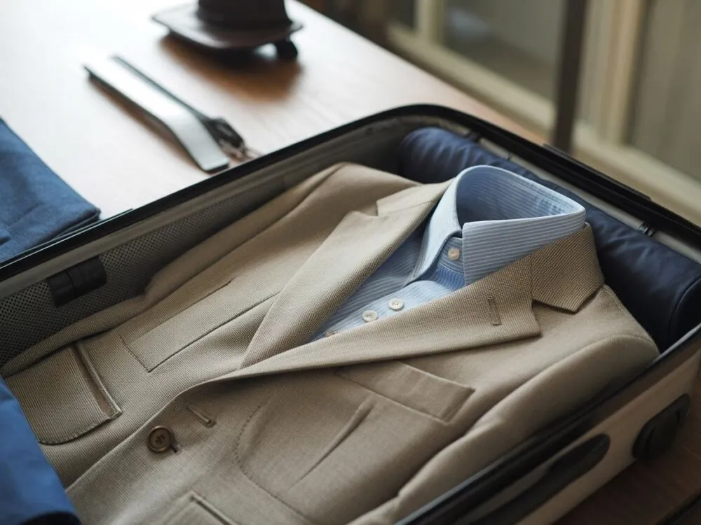 przygotowanie marynarki do pakowania