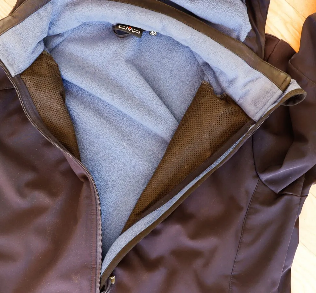 klejone szwy i wodoodporny zamek w kurtce technicznej