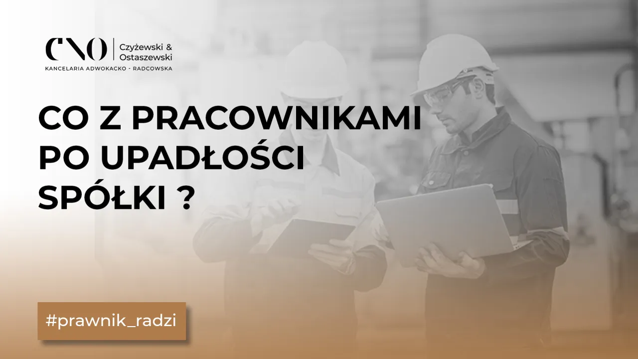 Co z pracownikami, gdy firma ogłasza upadłość? Dw&oacute;ch mężczyzn w kaskach analizuje dokumenty i laptopa. #prawnik_radzi