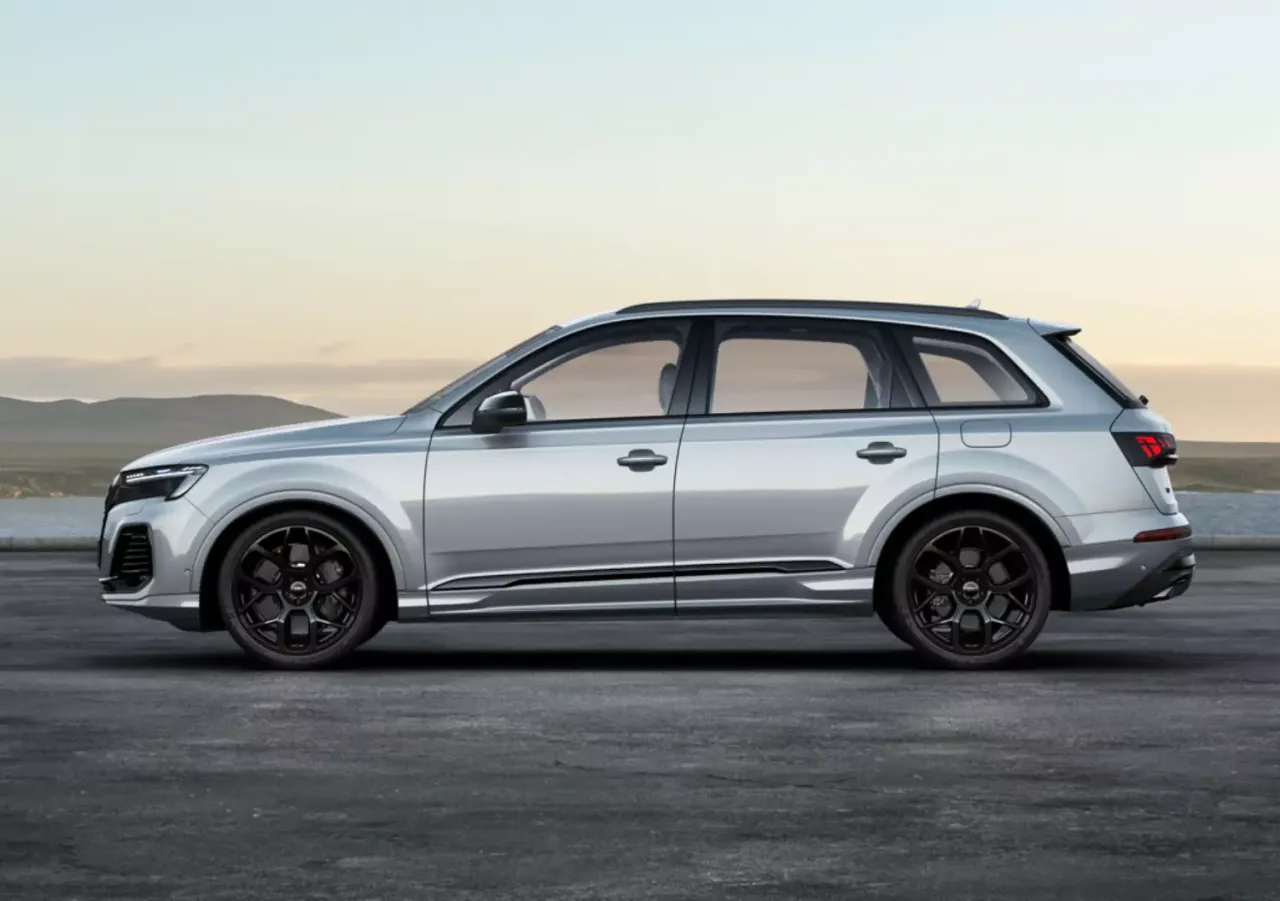 Srebrny SUV z czarnymi felgami, idealne auto na długie trasy. Eleganckie linie i sportowy charakter.