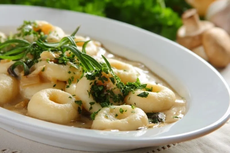 Sos grzybowy z kluskami śląskimi i mięsem