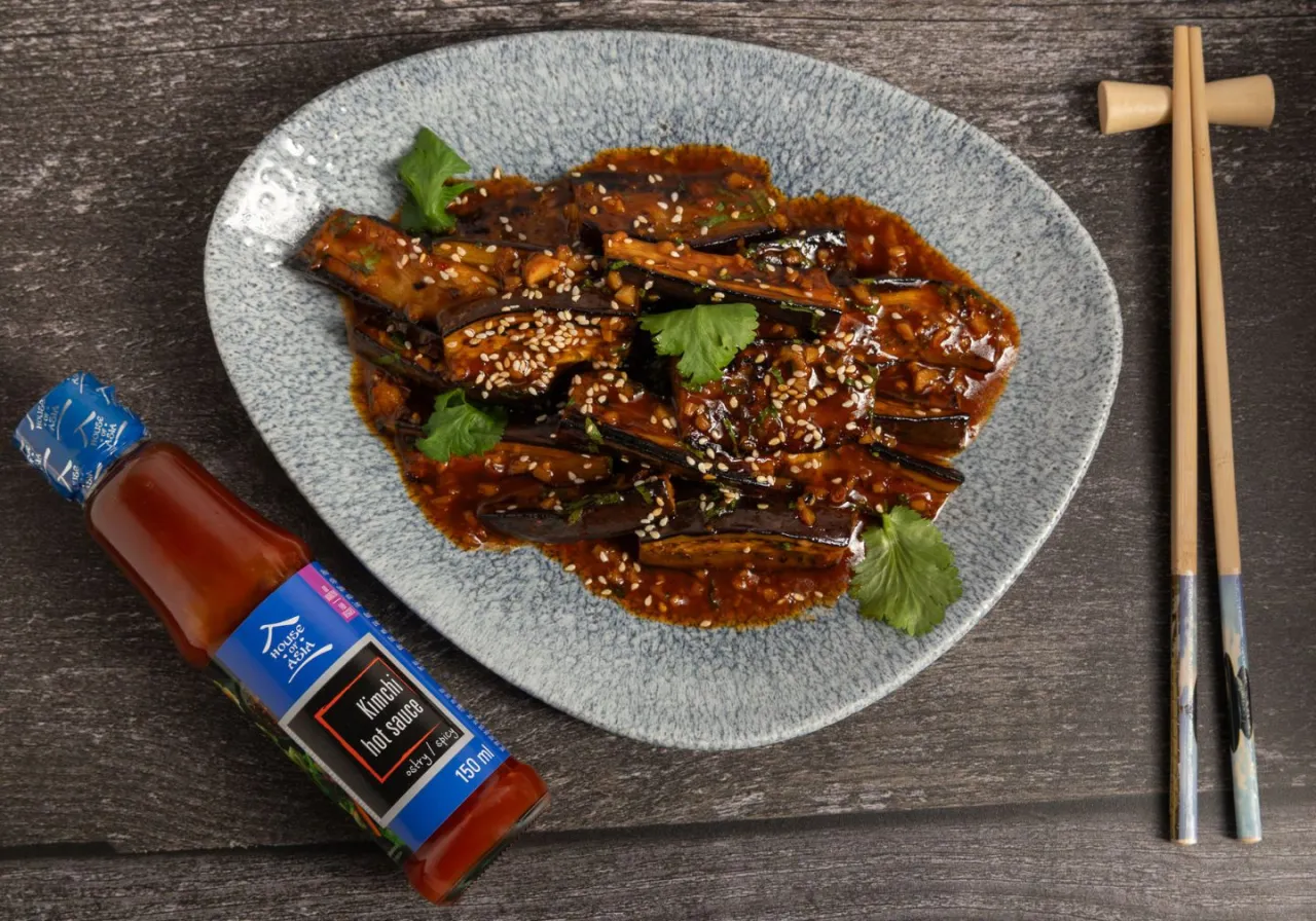Bakłażan w sosie z ostrym sosem kimchi, posypany sezamem. Idealny dodatek, by dowiedzieć się, z czym jeść kimchi.