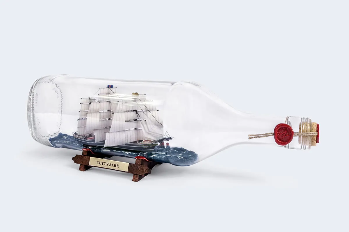 r&oacute;żne wzory statk&oacute;w z plastikowych butelek