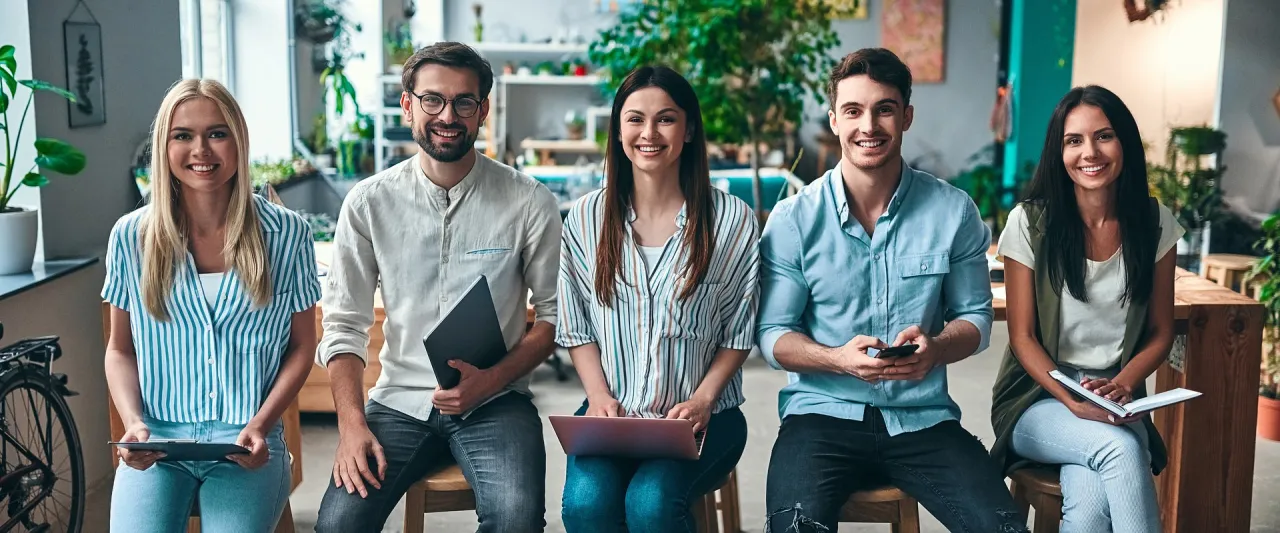 młodzież planująca karierę zawodową